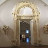 Il �Portale dei leoni� della Basilica di San Nicola: presenta alla base due leoni stilofori nell'originale hanno quasi completamente perso la loro forma. I leoni sono per� chiaramente visibili nella mostra del Castello, cos� come il bianchissimo Portale che presenta motivi che richiamano la flora e la fauna 